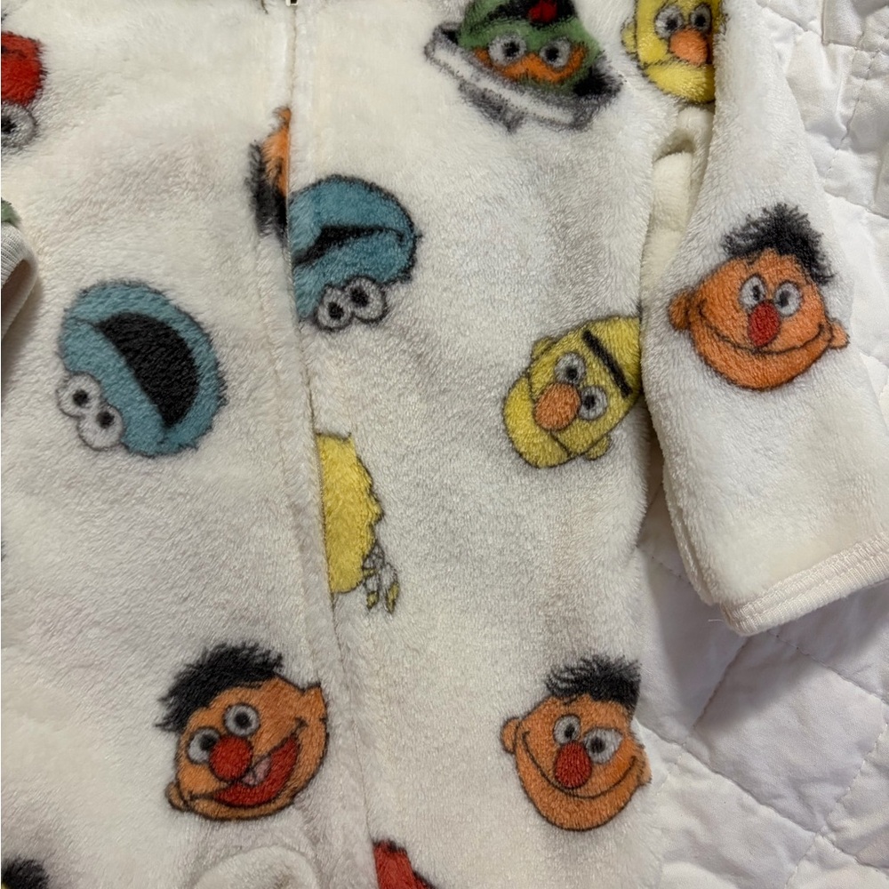Sesame Street Fleece Baby Footie Sleeper w/ Covered Mittens size 0-3 Months NWOT - Picture 5 of 15